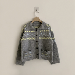 귀여움 보장하는 퍼지 노르딕 버튼 카라 겨울 오버핏 포켓 니트 가디건