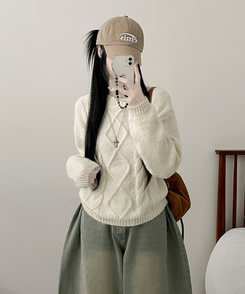 폭신꽈배기라운드세미크롭루즈핏긴팔니트 베이지