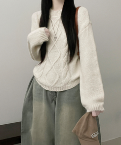 폭신꽈배기라운드세미크롭루즈핏긴팔니트 베이지