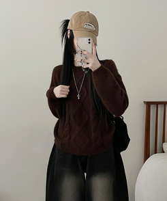 폭신꽈배기라운드세미크롭루즈핏긴팔니트 브라운