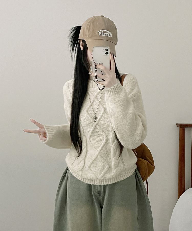 폭신꽈배기라운드세미크롭루즈핏긴팔니트 베이지