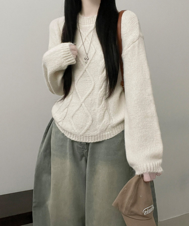 폭신꽈배기라운드세미크롭루즈핏긴팔니트 베이지