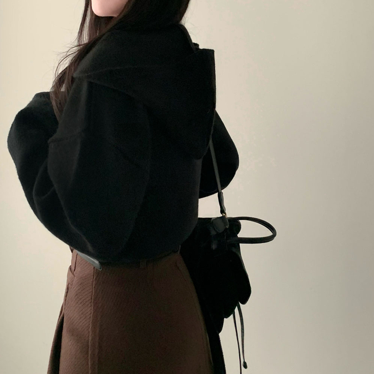 사랑스러운 아방핏베스킨 후드 브이넥 크롭 아방핏 니트 블랙