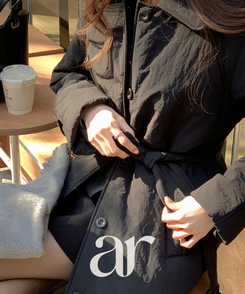 （通勤コーデアウター／着膨れゼロ♥）   トレンチ風ベルト付き 中綿ロングコート BLACK