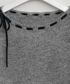 퍼린리본스티치보트넥세미크롭루즈핏니트