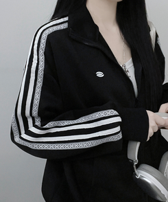 【起毛】レースラインペンダントハイネックジップアップ BLACK