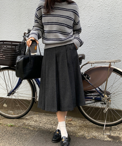 ヘリンボーンウールプリーツミディスカート Deep Charcoal