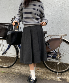 ヘリンボーンウールプリーツミディスカート Deep Charcoal