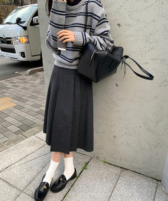 ヘリンボーンウールプリーツミディスカート Deep Charcoal