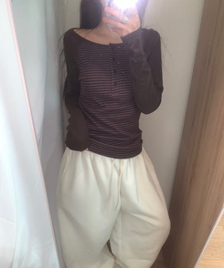 ヘンリーネックボタンストライプ長袖Tシャツ BROWN