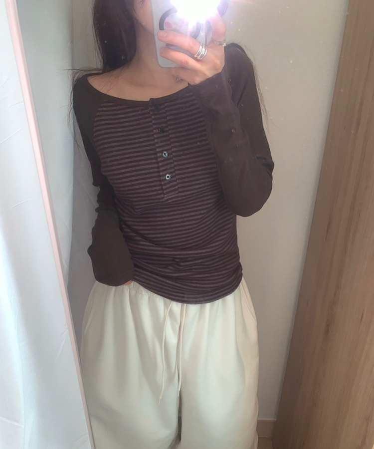 ヘンリーネックボタンストライプ長袖Tシャツ BROWN