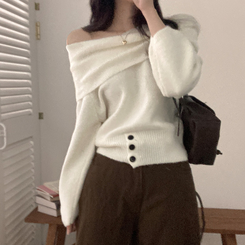 두나 오프숄더 단가라 버튼 니트 아이보리