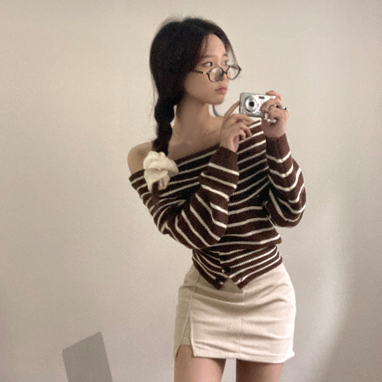 두나 오프숄더 단가라 버튼 니트 단가라브라운