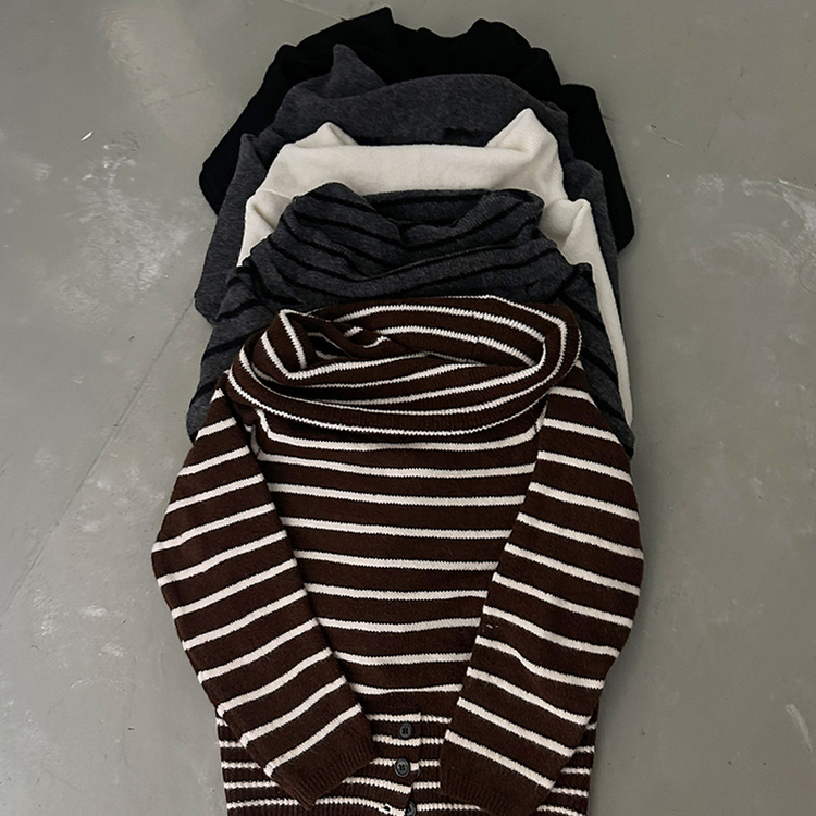 두나 오프숄더 단가라 버튼 니트