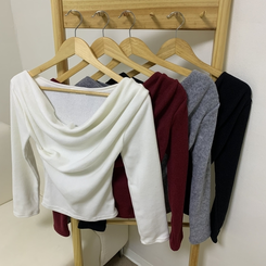 オフショルダーシャーリング長袖Tシャツ