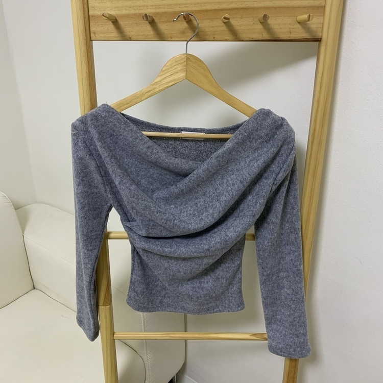 オフショルダーシャーリング長袖Tシャツ