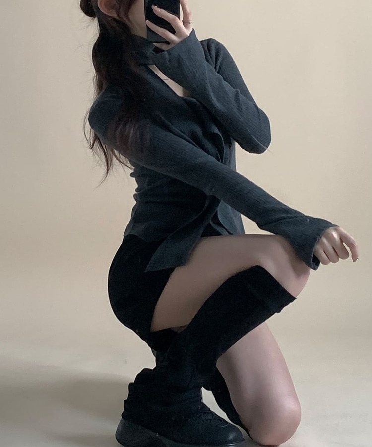 【マフラー付き】フリルVネックシャーリングリブニット CHARCOAL