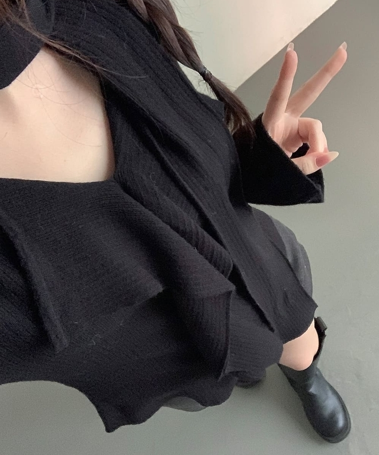 【マフラー付き】フリルVネックシャーリングリブニット BLACK