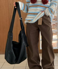 ラウンドレザーショルダーバッグ BLACK