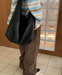 ラウンドレザーショルダーバッグ BLACK