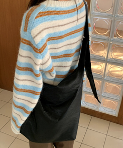 ラウンドレザーショルダーバッグ BLACK