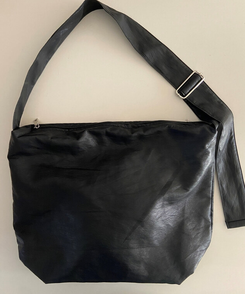 ラウンドレザーショルダーバッグ