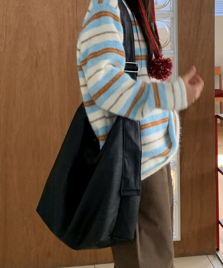 ラウンドレザーショルダーバッグ BLACK