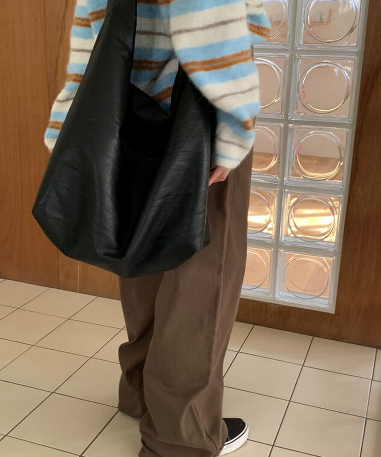 ラウンドレザーショルダーバッグ BLACK