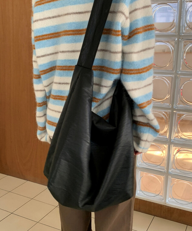 ラウンドレザーショルダーバッグ BLACK