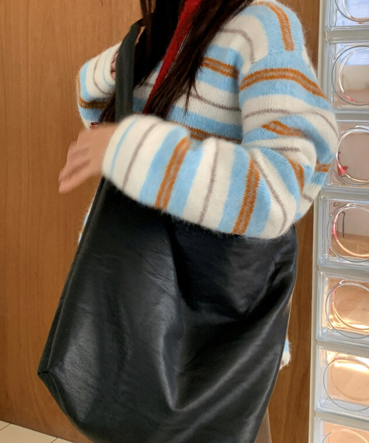 ラウンドレザーショルダーバッグ BLACK