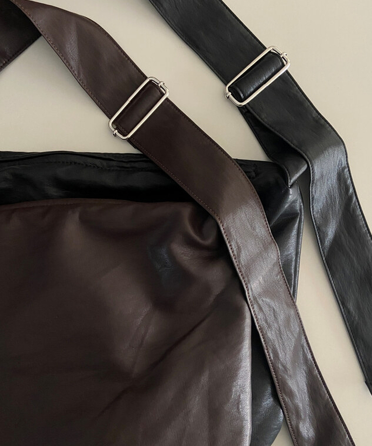 ラウンドレザーショルダーバッグ