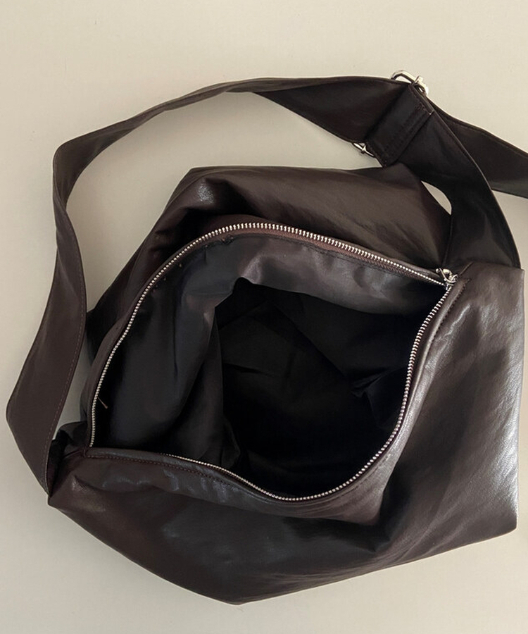 ラウンドレザーショルダーバッグ