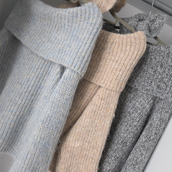 厚手モヘアオフショルダーバルーンニット