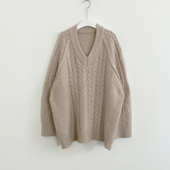 ケーブルVネックロングニット