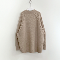 ケーブルVネックロングニット