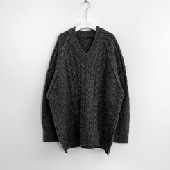 ケーブルVネックロングニット