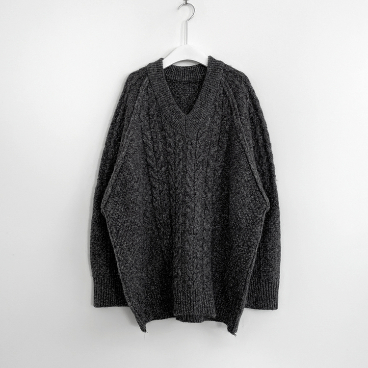 ケーブルVネックロングニット