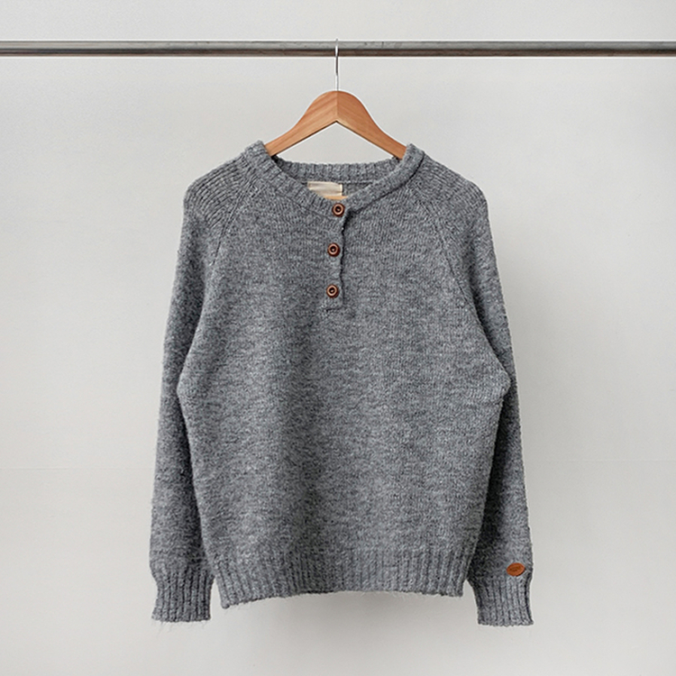 ヘンリーネックニット