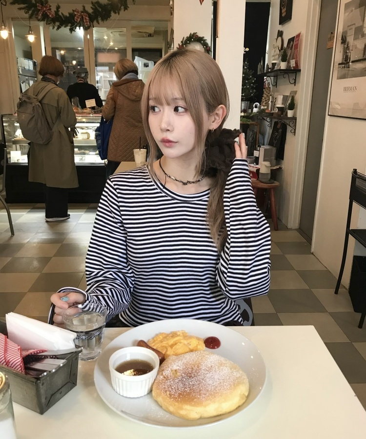 단가라 루즈 라운드 긴팔티셔츠 블랙