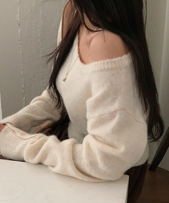 배론 버튼 포인트 원숄더 울 보카시 오프숄더 긴팔니트 아이보리