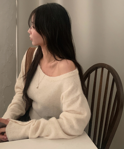 배론 버튼 포인트 원숄더 울 보카시 오프숄더 긴팔니트 아이보리