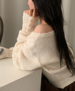 배론 버튼 포인트 원숄더 울 보카시 오프숄더 긴팔니트 아이보리