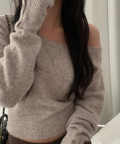 배론 버튼 포인트 원숄더 울 보카시 오프숄더 긴팔니트 브라운