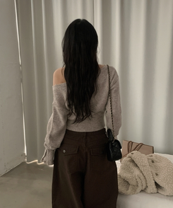 배론 버튼 포인트 원숄더 울 보카시 오프숄더 긴팔니트 브라운