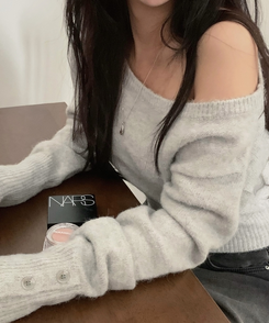 배론 버튼 포인트 원숄더 울 보카시 오프숄더 긴팔니트 그레이