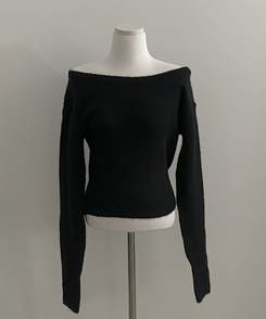 배론 버튼 포인트 원숄더 울 보카시 오프숄더 긴팔니트