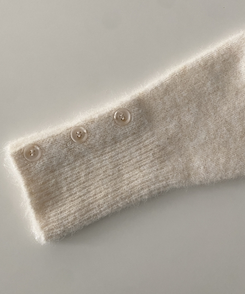 배론 버튼 포인트 원숄더 울 보카시 오프숄더 긴팔니트