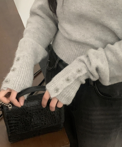 배론 버튼 포인트 원숄더 울 보카시 오프숄더 긴팔니트 그레이