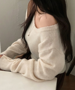 배론 버튼 포인트 원숄더 울 보카시 오프숄더 긴팔니트 아이보리