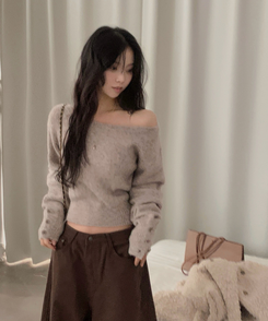 배론 버튼 포인트 원숄더 울 보카시 오프숄더 긴팔니트 브라운